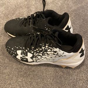 Under armor size 2 1/2 youth baseball cleats